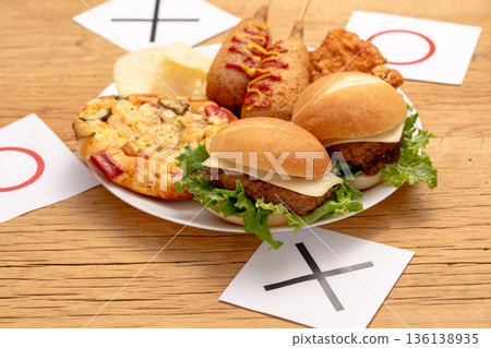 以油膩油炸食品為主的餐點選擇圖片：圓圈和十字架 136138935