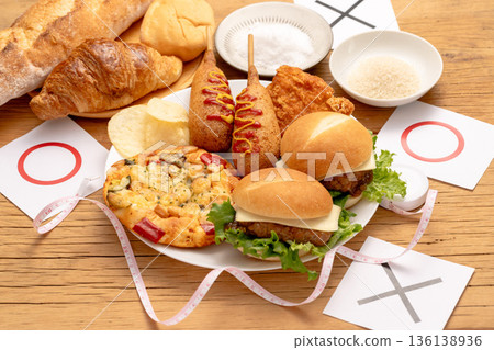 以油膩油炸食品為主的餐點選擇圖片：圓圈和十字架 136138936