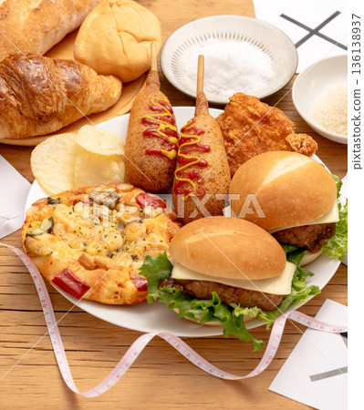 以油膩油炸食品為主的餐點選擇圖片：圓圈和十字架 136138937