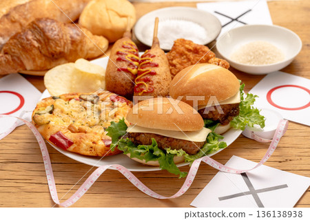 以油膩油炸食品為主的餐點選擇圖片:圓圈和十字架 以油膩油炸食品為主的餐點選擇圖片:圓圈和十字架 136138938