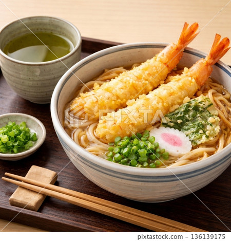 美味的炸蝦天婦羅蕎麥麵 136139175