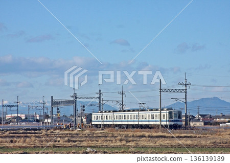 Tobu Railway Isesaki Line 800 series train heading towards the terminal, Isesaki Station (January 1, 2025) Isesaki No. 480 crossing Tobu Railway Isesaki Line 800 series train heading towards the terminal, Isesaki Station (January 1, 2025) Isesaki No. 480 crossing 136139189