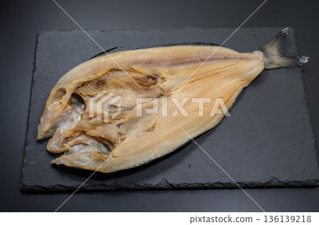 阿特卡鯖魚在烹調前已去骨去皮 阿特卡鯖魚在烹調前已去骨去皮 136139218