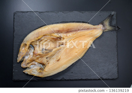 阿特卡鯖魚在烹調前已去骨去皮 阿特卡鯖魚在烹調前已去骨去皮 136139219