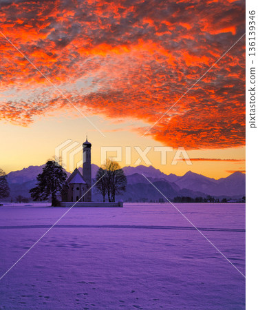 傍晚時分，聖科洛曼教堂和巴伐利亞阿爾卑斯山的景色 136139346