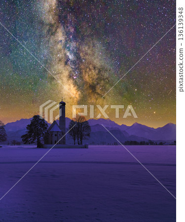 聖科洛曼教堂和夜色中的巴伐利亞阿爾卑斯山 136139348