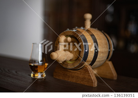 威士忌酒吧迷你酒桶品嚐杯陳釀圖片 136139351