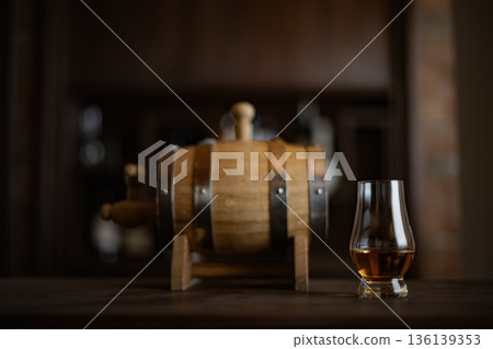 威士忌酒吧迷你酒桶品嚐杯陳釀圖片 136139353