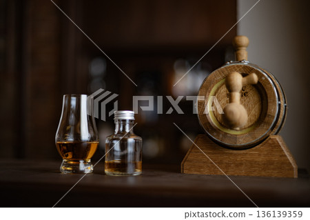 威士忌酒吧迷你酒桶品嚐杯陳釀圖片 136139359