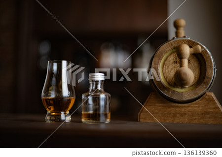 威士忌酒吧迷你酒桶品嚐杯陳釀圖片 136139360