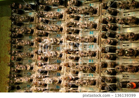 日本第一台投入使用的電子計算機是…「真空管」。 136139399