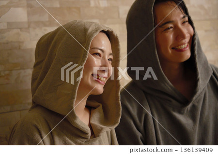 年輕夫婦使用桑拿 136139409