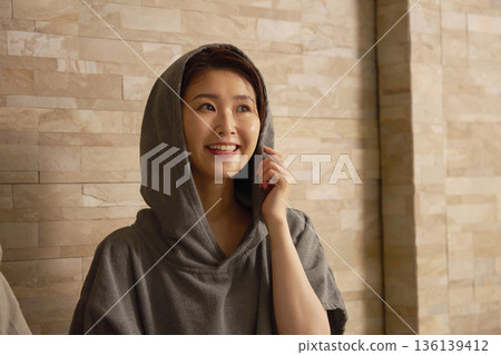 女人做桑拿 136139412