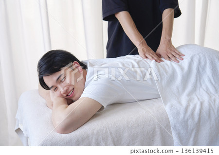 一名男子正在接受腰部按摩 136139415