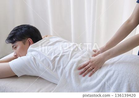 男子正在接受按摩師的按摩 136139420