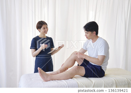 一名男子在美容診所接受諮詢 136139421