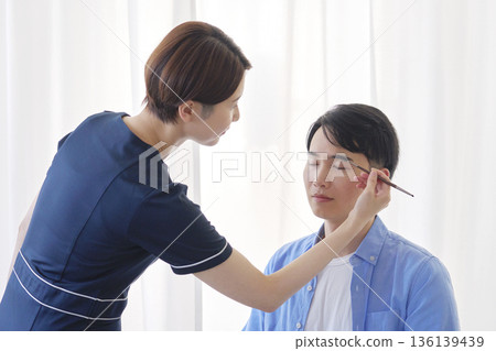 Male, 20s, eyebrow salon Male, 20s, eyebrow salon 136139439