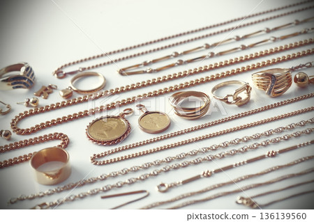 貴金屬合影,包括黃金 貴金屬合影,包括黃金 136139560