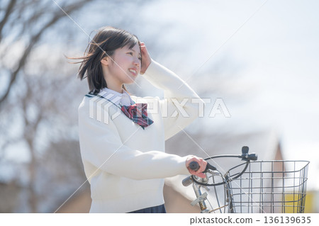 一位學生推著腳踏車，神采奕奕 136139635