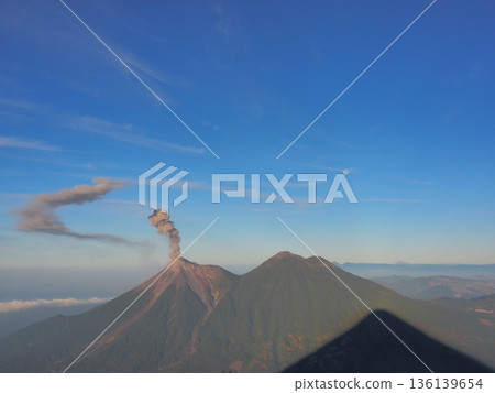 從阿瓜火山頂峰看到的清晨景色 136139654