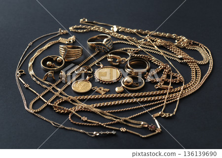 一張貴金屬(包括黃金)的合影,背景為黑色。 一張貴金屬(包括黃金)的合影,背景為黑色。 136139690