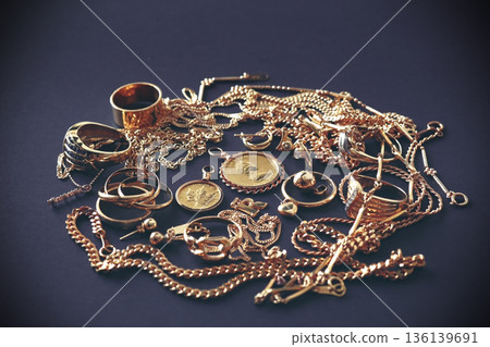 一張貴金屬(包括黃金)的合影,背景為黑色。 一張貴金屬(包括黃金)的合影,背景為黑色。 136139691