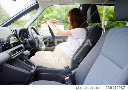 Driving woman, pregnant woman, child 136139987