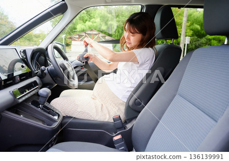 Driving woman, pregnant woman, child Driving woman, pregnant woman, child 136139991