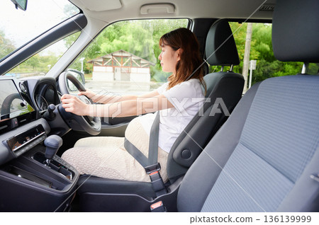 Driving woman, pregnant woman, child 136139999