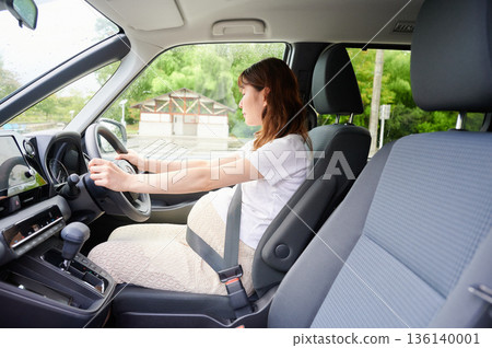 開車的女子、孕婦、孩子 136140001