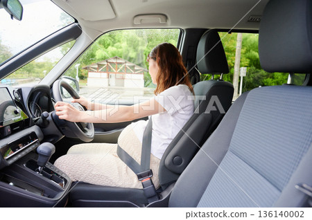 開車的女子、孕婦、孩子 開車的女子、孕婦、孩子 136140002