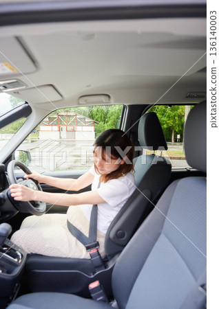 Driving woman, pregnant woman, child Driving woman, pregnant woman, child 136140003