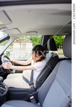 開車的女子、孕婦、孩子 136140004