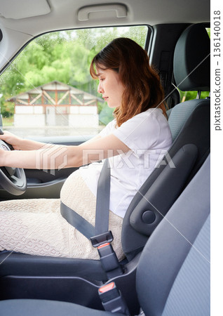 開車的女子、孕婦、孩子 開車的女子、孕婦、孩子 136140018