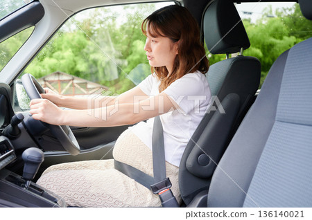 開車的女子、孕婦、孩子 開車的女子、孕婦、孩子 136140021