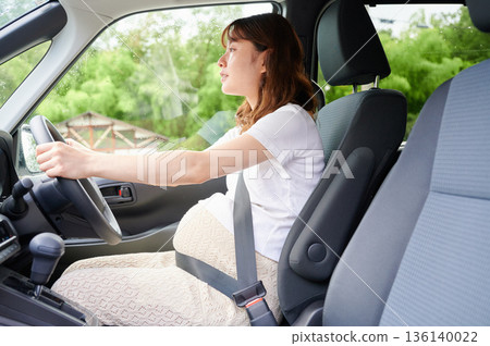 開車的女子、孕婦、孩子 開車的女子、孕婦、孩子 136140022
