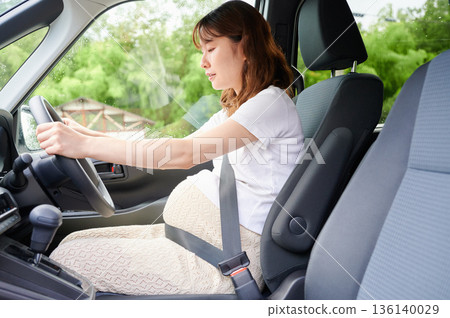 開車的女子、孕婦、孩子 開車的女子、孕婦、孩子 136140029