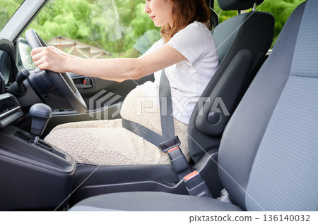 Driving woman, pregnant woman, child 136140032