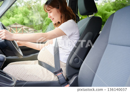 Driving woman, pregnant woman, child Driving woman, pregnant woman, child 136140037