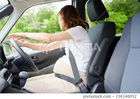 Driving woman, pregnant woman, child Driving woman, pregnant woman, child 136140052