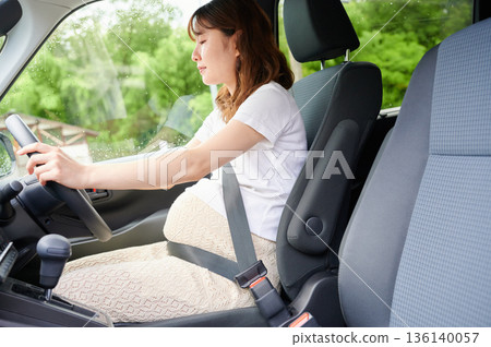 開車的女子、孕婦、孩子 136140057