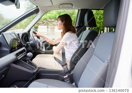 Driving woman, pregnant woman, child 136140078