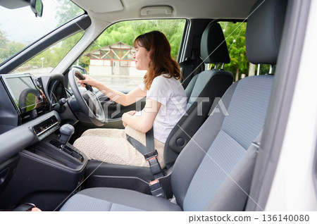 Driving woman, pregnant woman, child 136140080