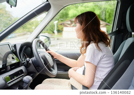 Driving woman, pregnant woman, child Driving woman, pregnant woman, child 136140082