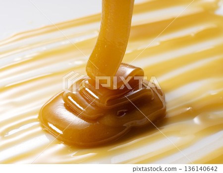 Macro shot of dripping Manuka honey | Rich and glossy texture of premium honey 136140642