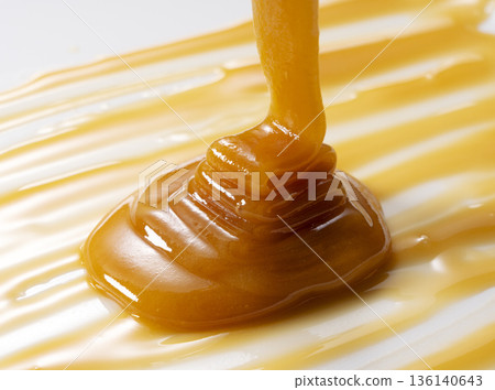 Macro shot of dripping Manuka honey | Rich and glossy texture of premium honey 136140643