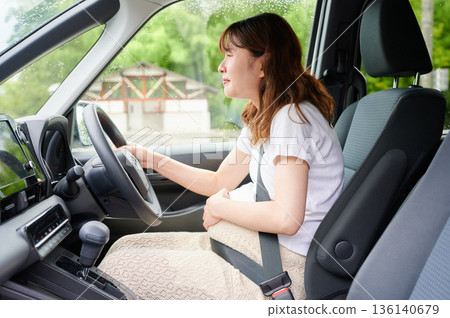 Driving woman, pregnant woman, child 136140679