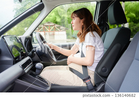 開車的女子、孕婦、孩子 136140682