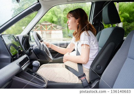 Driving woman, pregnant woman, child 136140683