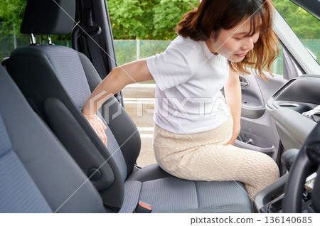 開車的女子、孕婦、孩子 136140685